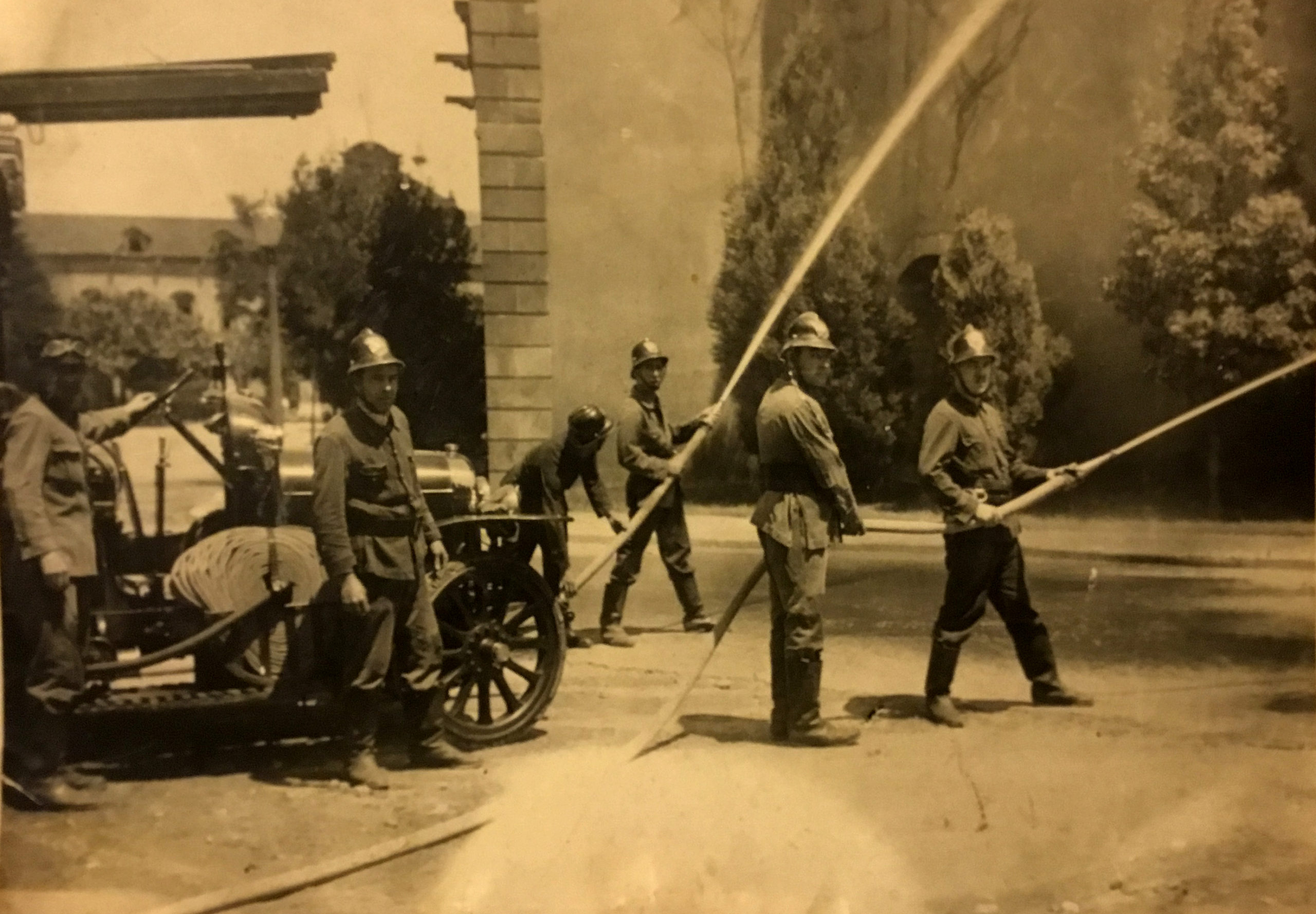 Un grup de bombers de Barcelona a principis dels anys ’30