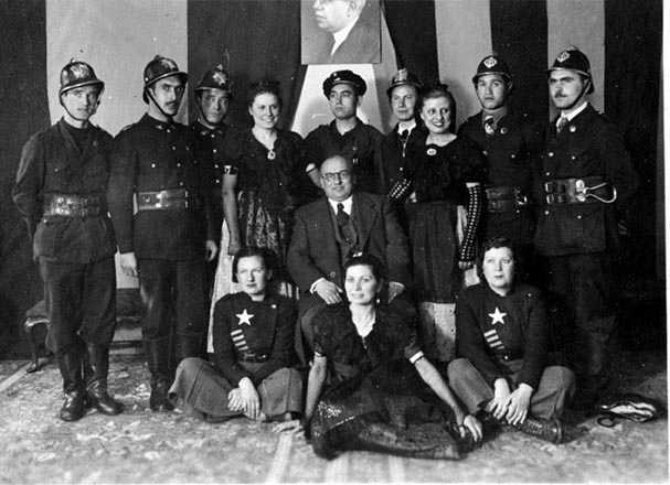 ANC1-1-N-5132 L’alcalde de Madrid, Rafael Henche, amb els bombers catalans, dones d’un esbart i membres de les Sagetes Roges