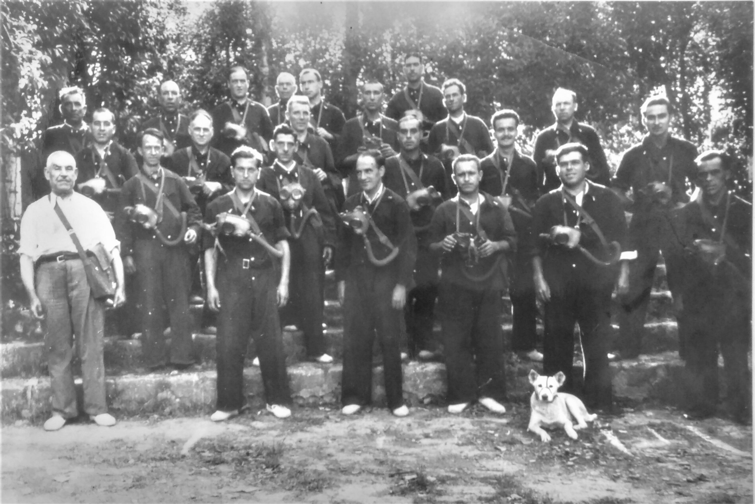 Bombers de l’Hospitalet de Llobregat amb autoritats civils, el setembre de 1936
