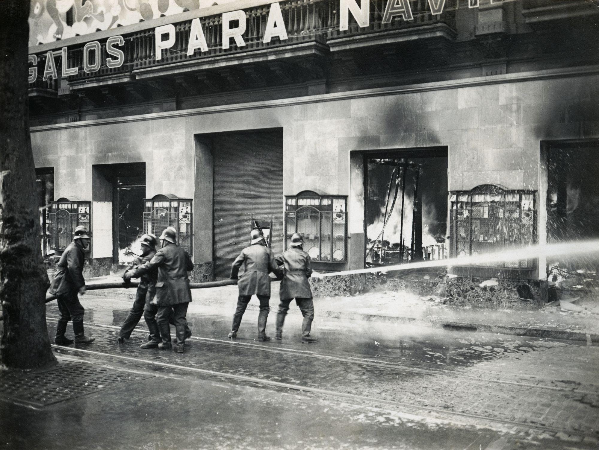 Bombers de Barcelona examina l’estat del material d’extinció, al Museu d’Art de Catalunya, tardor de 1936
