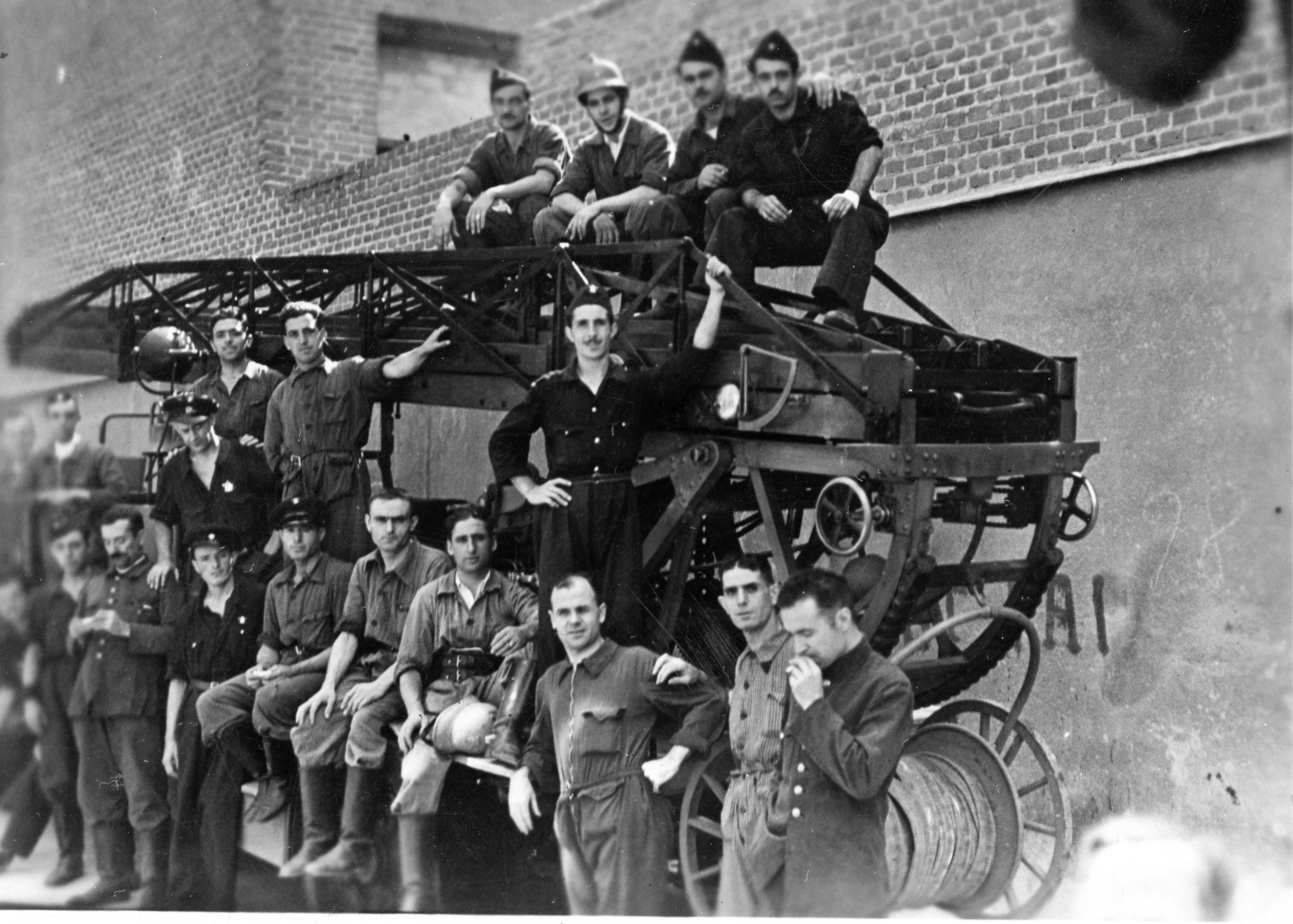 Bombers catalans a Madrid l’agost de 1937, amb el delegat de la Generalitat a Madrid