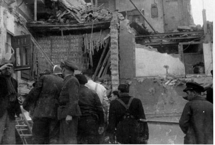Bombers de Barcelona en tasques de desenrunament en el bombardeig del 29/05/1937