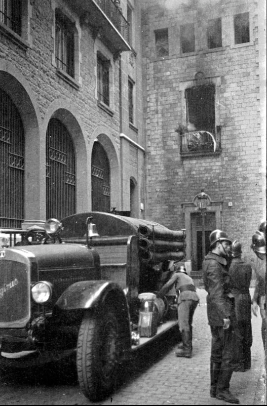 Bombers de Barcelona davant una església cremada el 19/07/1936