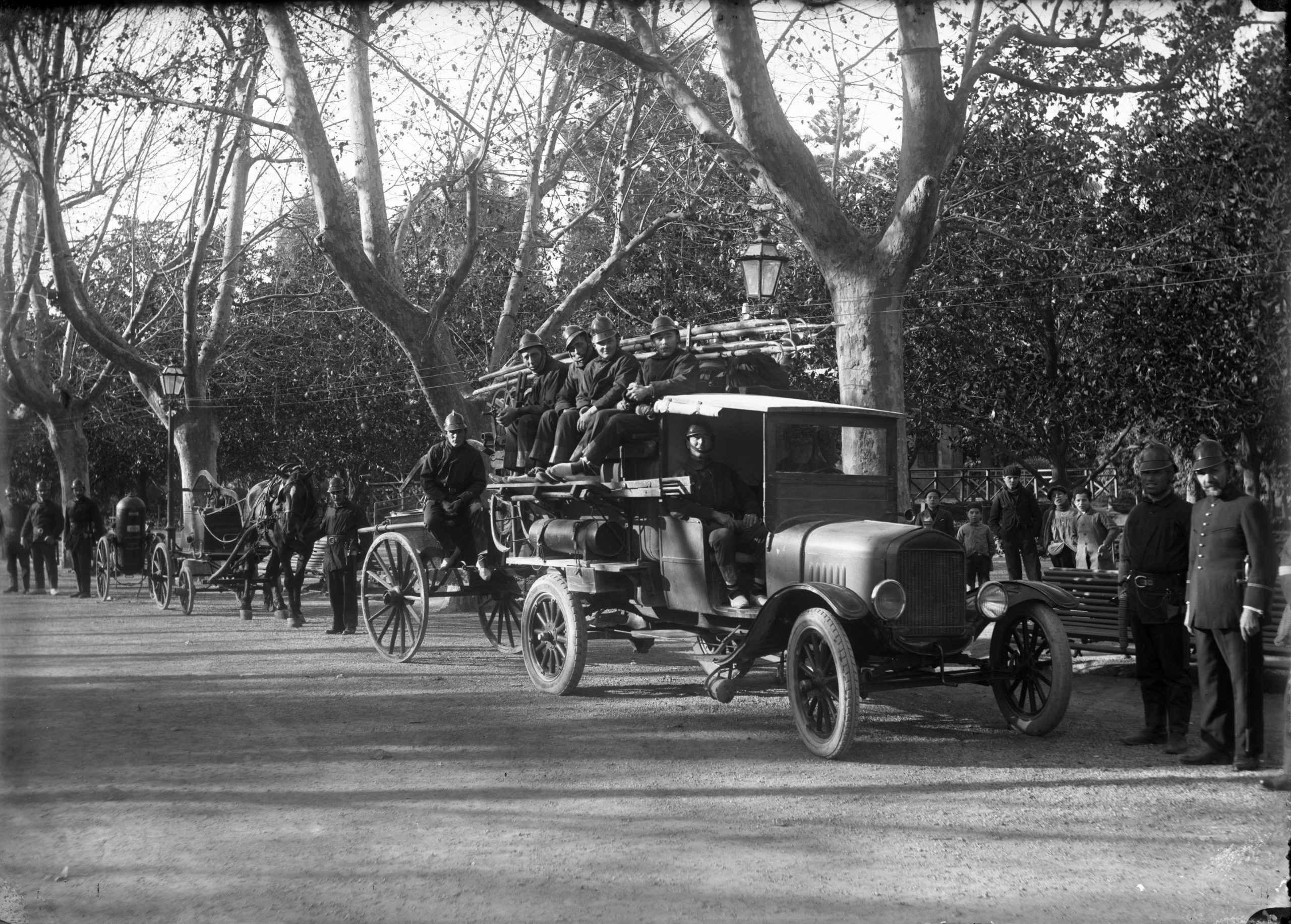 Vehicle i carros porta mànegues del Bombers de l’Hospitalet de Llobregat, el 1934.