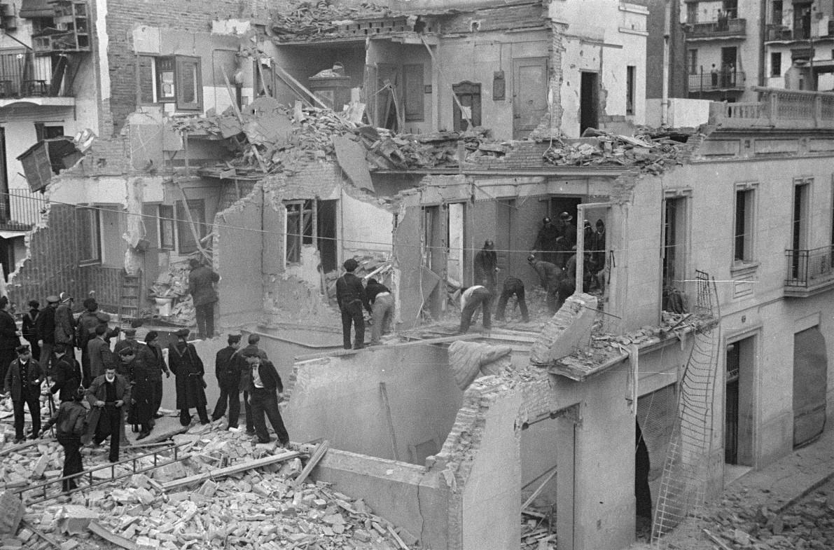 Bombers de Barcelona en tasques de desenrunament en el bombardeig del 16/03/1937