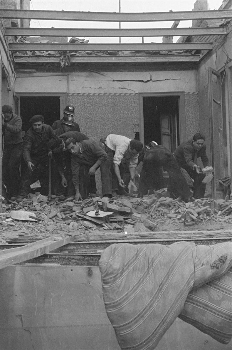 Bombers de Barcelona en tasques de desenrunament en el bombardeig del 16/03/1937