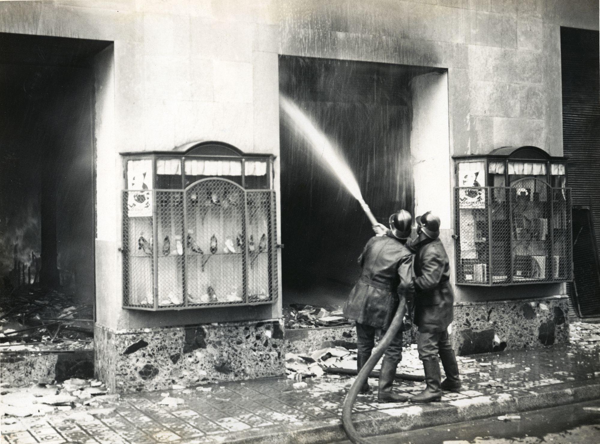 Bombers de Barcelona revisa el material d’extinció de al dipòsit d’obres de la Comissaria de Museusa a l’església de Sant Esteve d’Olot, novembre 1936
