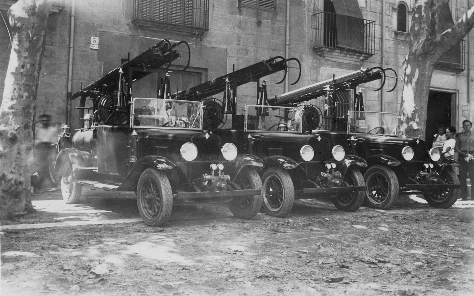 Bombers de l’Hospitalet de Llobregat amb autoritats civils, el setembre de 1936