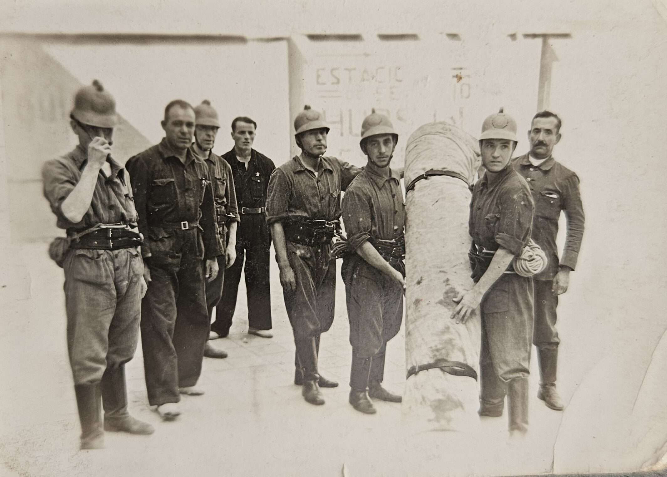 Lona_Jaume Figueras L’alcalde de Madrid, Rafael Henche, amb els bombers catalans, dones d’un esbart i membres de les Sagetes Roges