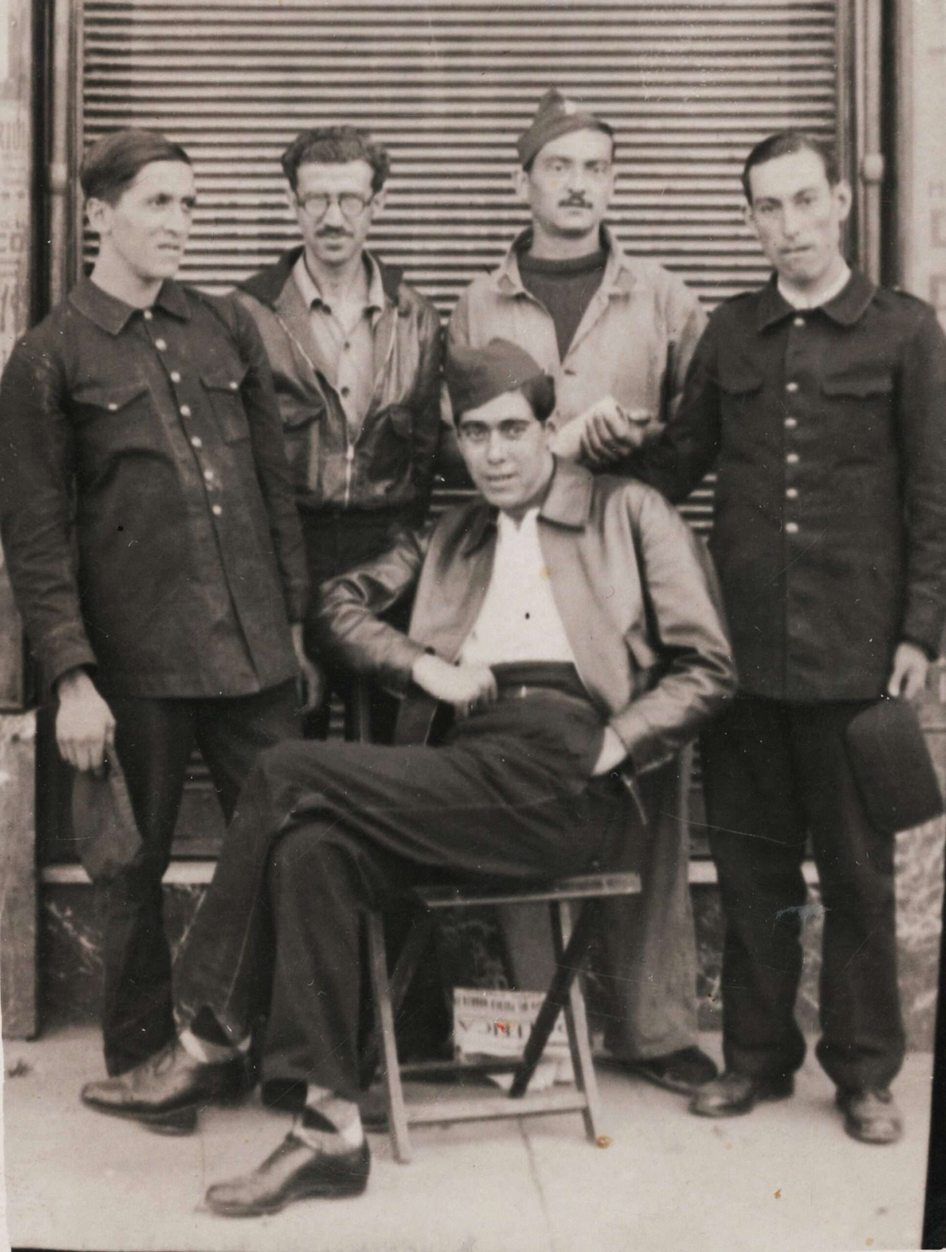 Foto Bombers Olot a Madrid_3 L’alcalde de Madrid, Rafael Henche, amb els bombers catalans, dones d’un esbart i membres de les Sagetes Roges