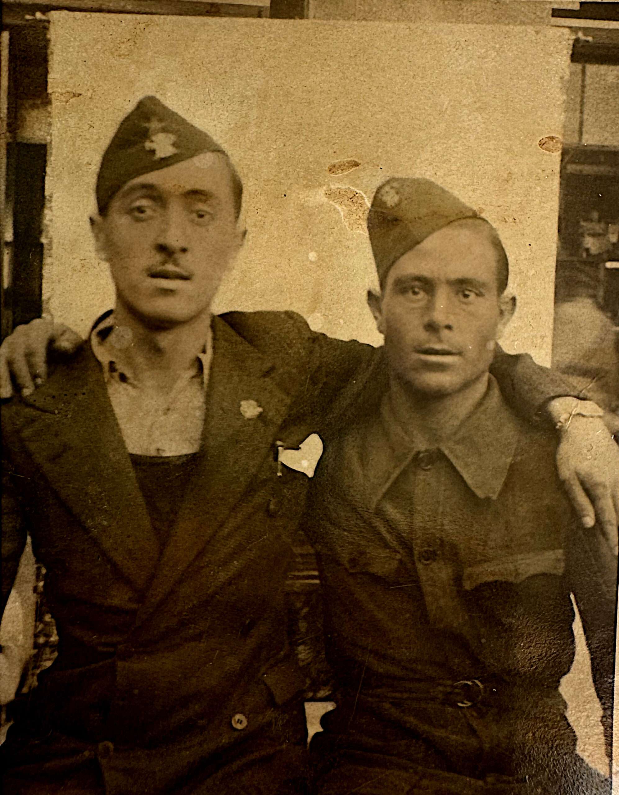 L’alcalde de Madrid, Rafael Henche, amb els bombers catalans, dones d’un esbart i membres de les Sagetes Roges