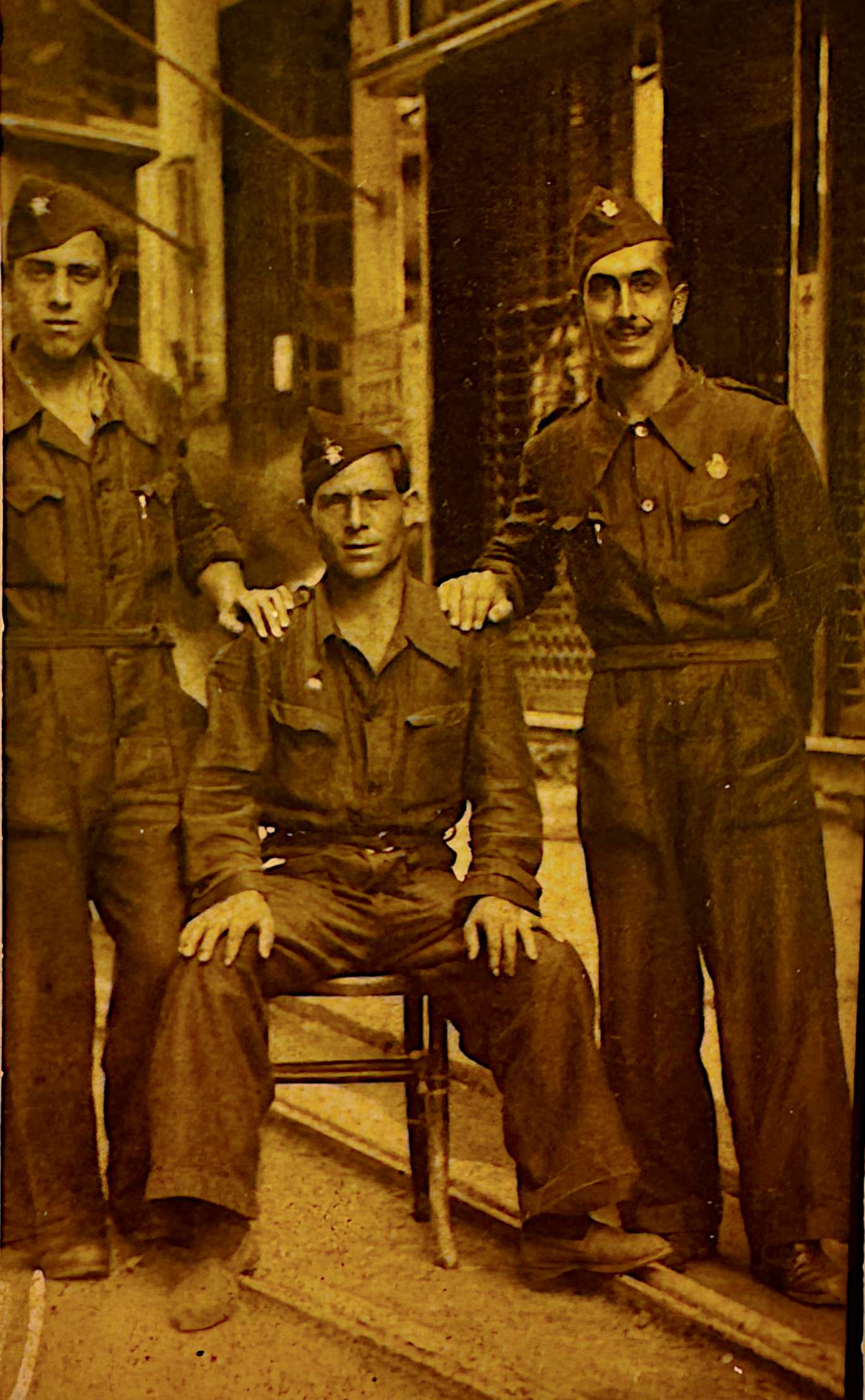 L’alcalde de Madrid, Rafael Henche, amb els bombers catalans, dones d’un esbart i membres de les Sagetes Roges