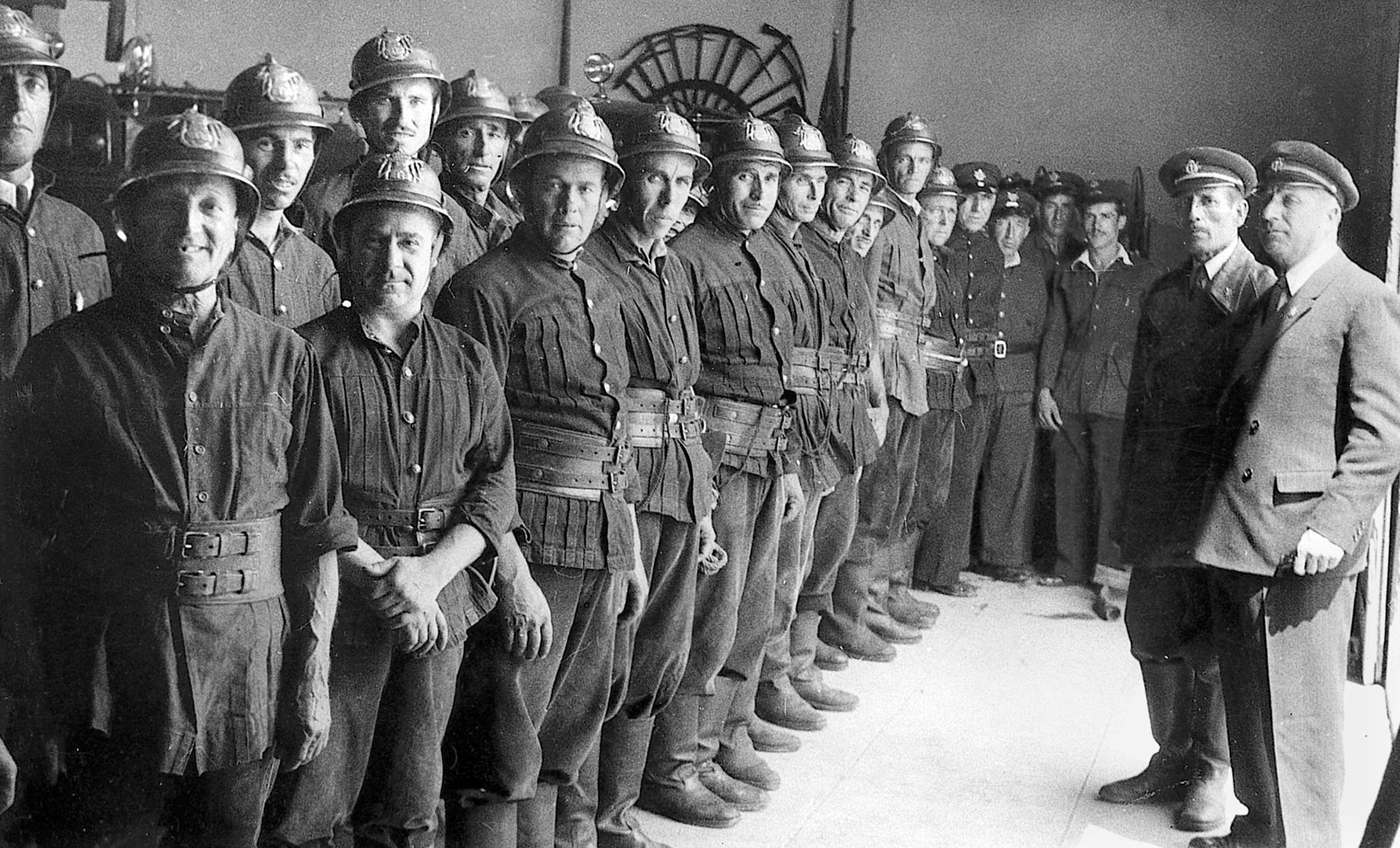 Bombers de l’Hospitalet de Llobregat amb autoritats civils, el setembre de 1936