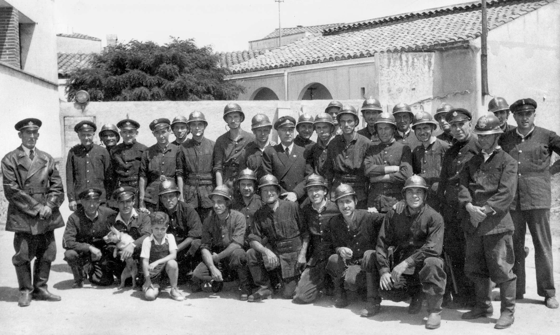 Bombers de l’Hospitalet de Llobregat amb autoritats civils, el setembre de 1936